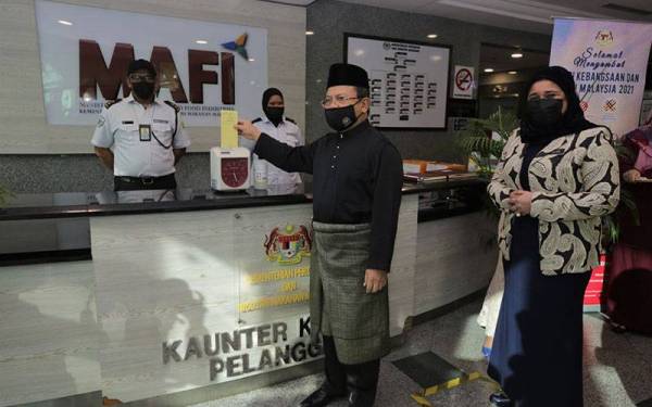 Ahmad dalam acara simbolik mengetik kad perakam waktu secara rasmi di pejabatnya di Wisma Tani selepas selesai istiadat mengangkat sumpah pada Isnin.