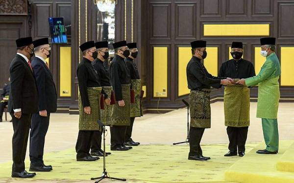 Yang di-Pertuan Agong Al-Sultan Abdullah Ri’ayatuddin Al-Mustafa Billah Shah berkenan mengurniakan surat cara pelantikan kepada Menteri Kanan Pendidikan Senator Datuk Dr Mohd Radzi Md Jidin pada Istiadat Pengurniaan Surat Cara Pelantikan dan Istiadat Mengangkat Sumpah Jawatan dan Setia serta Sumpah Rahsia Menteri dan Timbalan Menteri Persekutuan di Istana Negara, hari ini. - Foto Bernama