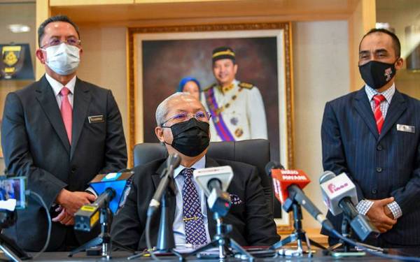 Annuar Musa bercakap ketika sidang media pada hari pertamanya bertugas sebagai Menteri Komunikasi dan Multimedia Malaysia di pejabatnya hari ini. Foto Bernama