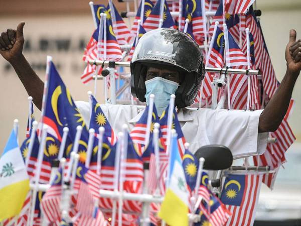 Pembantu Perawatan Kesihatan Hospital Sungai Bakap Sahul Hamid Abdullah, 53, menunggang motosikalnya yang dihiasi kira-kira 300 hingga 450 bendera mini Jalur Gemilang di setiap penjuru bagi menyambut Hari Kemerdekaan kali ke-64 pada 31 Ogos ini. 