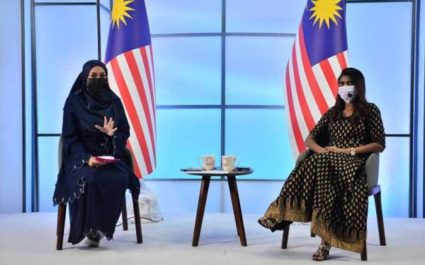 Program MUM membincangkan topik Korban Nyawa Demi Kasih, dari kiri Pengacara Hazlin Hussain, para panelis, Pegawai Perubatan Jabatan Kecemasan Columbia Asia Hospital Cheras Dr Malar Santhisantherasegapan (kanan), Pelawak Popular Shuib, Pesara Polis Jenny Ong Chin Lai dan Pesakit Covid-19 (Tahap 5) secara dalam talian yang berlangsung di Studio Sinar Harian, Seksyen 15, Shah Alam. FOTO - SINAR HARIAN / ASRIL ASWANDI SHUKOR.