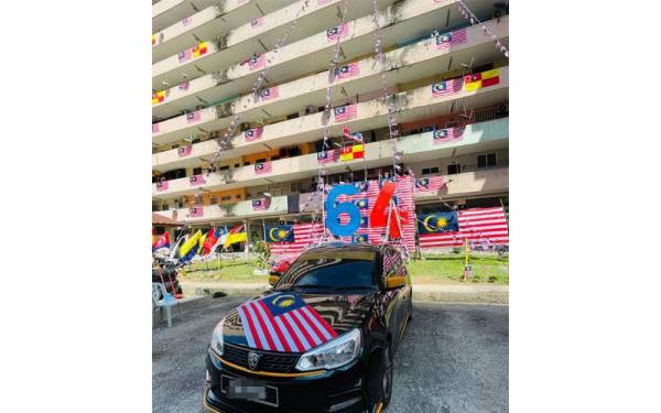Selain blok kediaman penduduk turut meletakkan Jalur Gemilang pada kereta mereka.