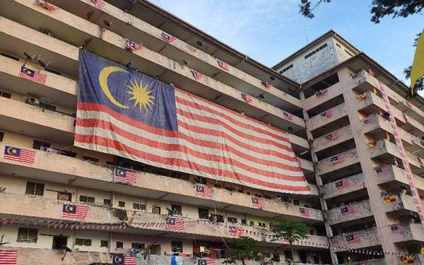 Jalur Gemilang sebesar 334.34 meter persegi digantung pada blok D Pangsapuri Bestari Seri Perantau, di sini pada Isnin.