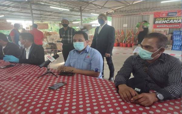 Hasli (tengah) dan Dr Eko Indrajaya (kiri) ketika ditemui pada Misi Bantuan Banjir Lumpur di Yan pada Isnin.