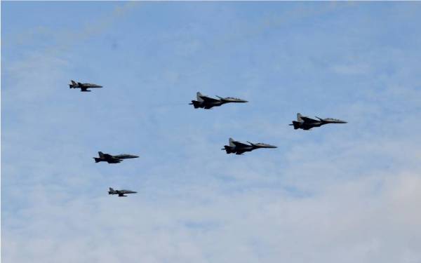 Pesawat pejuang milik Tentera Udara Diraja Malaysia (TUDM) membuat persembahan udara pada Majlis Sambutan Hari Kebangsaan 2021 di Dataran Pahlawan Negara, pada Selasa. -Foto Bernama 