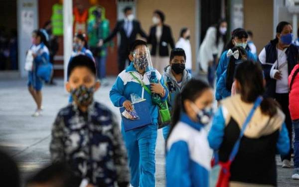 Murid di Mexico kembali belajar selepas kerajaan negara itu membuka semula sekolah selepas ditutup pada Mac 2020 - Foto Reuters
