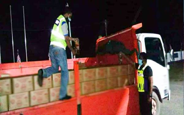 Cubaan menyeludup 2,482 kg minyak masak ke negara jiran menggunakan lori pasir gagal apabila perbuatan tersebut berjaya dipatahkan oleh KPDNHEP Kelantan.