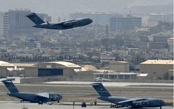 Pesawat tentera udara AS berlepas dari lapangan terbang di Kabul. - Foto Aamir Qureshi/AFP