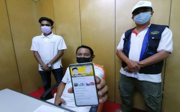 Roslan menunjukkan kumpulan WhatsApp Team Bebas Malaysian yang dianggotai 30 ketua NGO seluruh negara sebagai calon Bebas PRU akan datang.