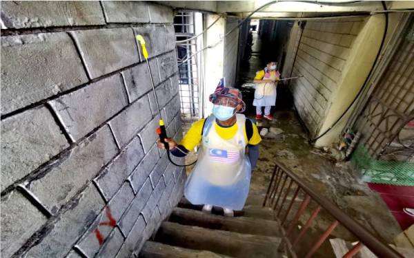 Kerja-kerja sanitasi bangunan Flat Taman Semarak dilaksanakan.