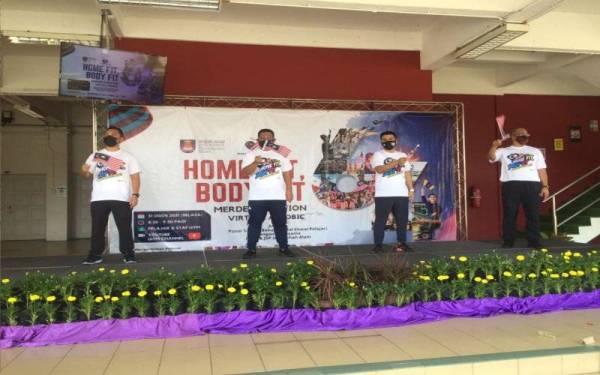 Dari kiri: Shahsuzan, Mohd Sazali, Ahmad Tarmizy dan Mustaza Ahmad selepas perasmian Home Fit Body Fit Merdeka Edition 2021 di YouTube UiTM Channel sempena Program Sambutan Hari Kemerdekaan ke 64 dan Sambutan Hari UiTM, pada Selasa.