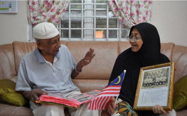 Abdullah ditemani isteri Ngah Jusoh, 88, menceritakan detik bersejarah sewaktu Perdana Menteri Almarhum Tunku Abdul Rahman Putra Al-Haj melaungkan 'Merdeka' ketika ditemui di Taman Sri Penunjuk, Kijal.  -Foto Bernama 