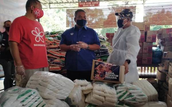 Muhammad Sanusi (tengah) bersama Pengerusi PN Wilayah Persekutuan, Datuk Kapten (B) Suhaimi Yahya (kiri) dan Timbalan Pengerusi PN Kedah, Datuk Mohd Shuhaimi Abdullah.