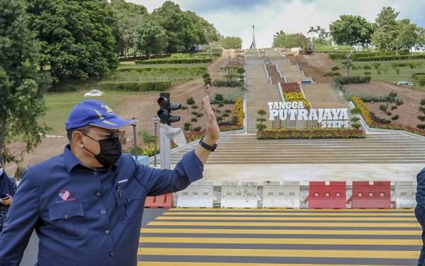 Shahidan semasa mengadakan tinjauan di Putrajaya Steps yang dijangka siap 30 September ini, akan menjadikannya antara kawasan rekreasi dan pelancongan tumpuan di Putrajaya.
-Foto Bernama