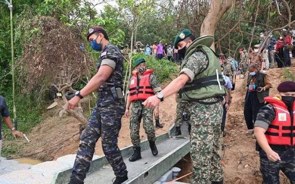 Al-Sultan Abdullah berkenan berangkat meninjau dan menyertai operasi mencari dan menyelamat mangsa lemas yang melibatkan seorang anggota tentera di Sungai Pahang kawasan Kampung Batu Bor,Bera,pada Selasa. -Foto Istana Negara