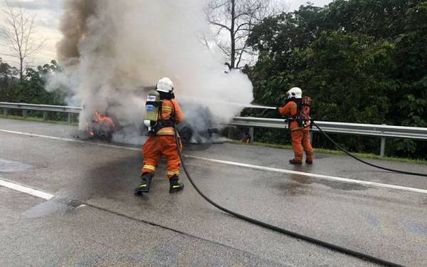 Anggota bomba berusaha memadamkan kebakaran