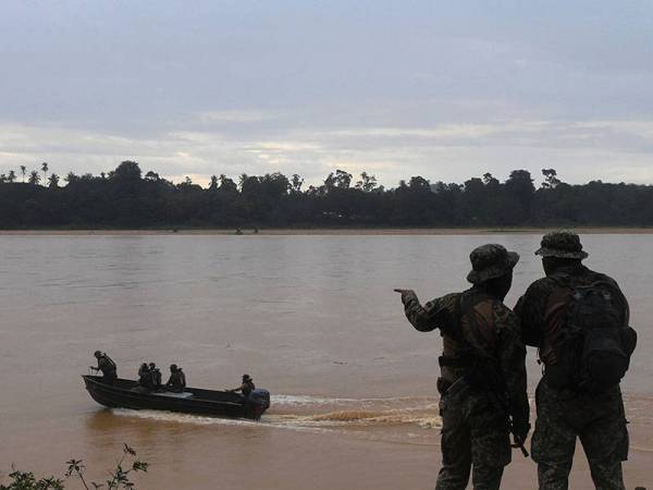Anggota tentera meneruskan operasi mencari dan menyelamat (SAR) seorang anggota tentera hilang Lans Koperal Mohamad Azrin Mohamad Isa di Sungai Pahang semasa mengikuti Eksesais PARA Predator Siri 1/2021 di Kampung Batu Bor hari ini.