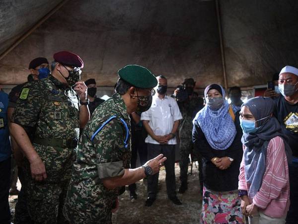 Yang di-Pertuan Agong Al-Sultan Abdullah Ri’ayatuddin Al-Mustafa Billah Shah berkenan beramah mesra bersama Nur Aqila Syafiqa Safuan, 23, ketika menyertai operasi SAR anggota tentera hilang Lans Koperal Mohamad Azrin Mohamad Isa di Sungai Pahang semasa mengikuti Eksesais PARA Predator Siri 1/2021 di Kampung Batu Bor hari ini.