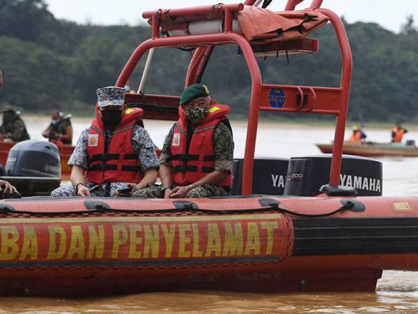 Yang di-Pertuan Agong Al-Sultan Abdullah Ri’ayatuddin Al-Mustafa Billah Shah (dua, kiri) berkenan mencemar duli menyertai operasi SAR anggota tentera hilang Lans Koperal Mohamad Azrin Mohamad Isa di Sungai Pahang semasa mengikuti Eksesais PARA Predator Siri 1/2021 di Kampung Batu Bor hari ini.