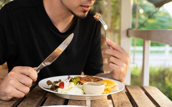 Di Singapura, pengunjung medan selera dan kedai kopi yang tidak membersihkan meja selepas makan akan dikenakan denda S$300 (RM900) bermula 1 Januari 2022. - Foto 123RF