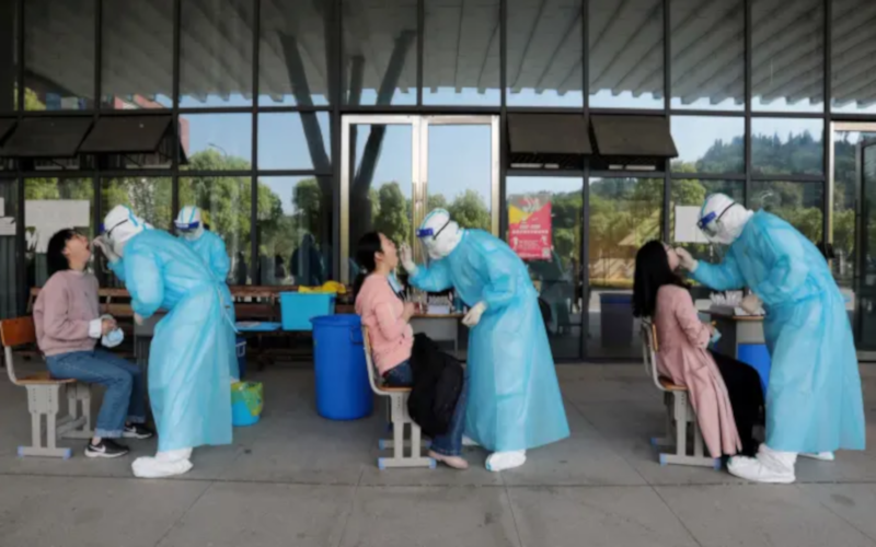 Petugas perubatan di China berlumba dengan masa berjuang di barisan hadapan sejak wabak mula merebak.- Foto Reuters