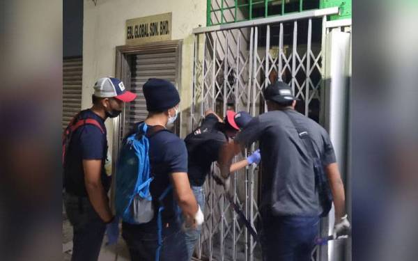 Serama 12 warga asing ditahan dalam serbuan di dua buah premis di Puchong.