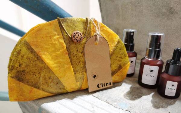 Sekali pandang tiada siapa menyangka bahawa material beg mini yang digunakan sebagai pembungkus set produk penjagaan kulit wajah diperbuat daripada sampah kulit buah. - Foto Bernama