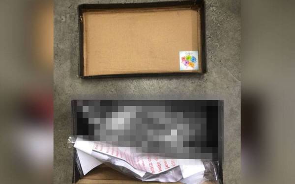 Kotak berisi replika tangan dan cecair berwarna merah yang diterima mangsa.