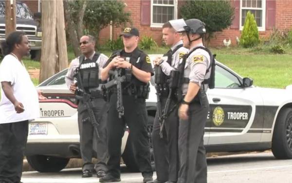 Beberapa anggota pihak berkuasa mengawal sebatang jalan raya dekat Sekolah Tinggi Mount Tabor selepas insiden tembakan seorang pelajar sekolah itu di Winston-Salem pada Rabu. - Foto ABC