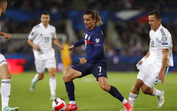 Griezmann (tengah) cuba lepasi kawalan pertahanan Bosnia Herzegovina pada aksi Kumpulan D Kelayakan Piala Dunia 2022 pada Khamis. - Foto AP