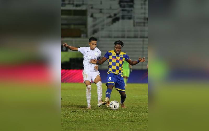 Antara aksi menarik pertemuan Sri Pahang menentang Kedah Darul Aman di Kuantan malam tadi. - Foto Sri Pahang FC