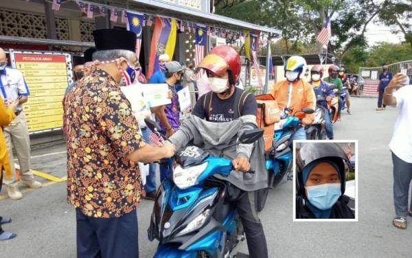 Antara 100 penghantar makanan terima sumbangan makanan keperluan harian dalam program anjuran pengurusan Masjid Abu Ubaidah Seri Rampai, Setapak pada Selasa. Gambar kecil: Nurul Syahirah Abdul Halim