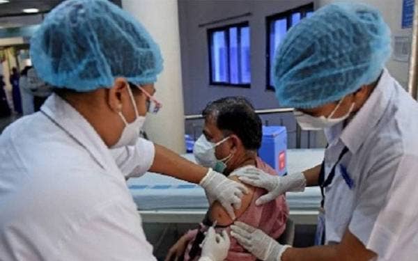 Gambar fail menunjukkan seorang lelaki menerima suntikan pertama vaksin Covid-19 di Ahmedabad, India. - Foto AFP