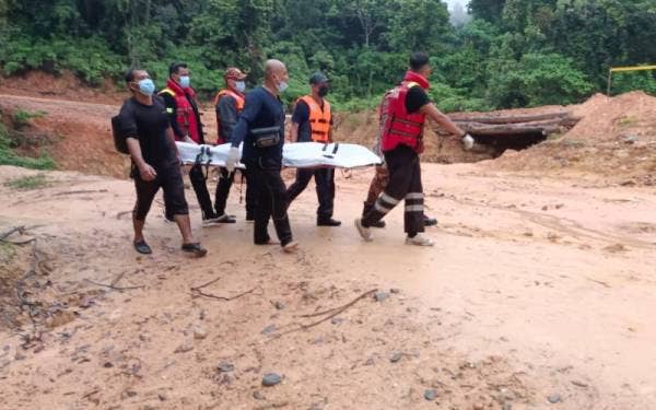 Mayat mangsa diusung untuk dibawa ke darat sebelum diserahkan kepada pihak polis di Kemaman pada Khamis.