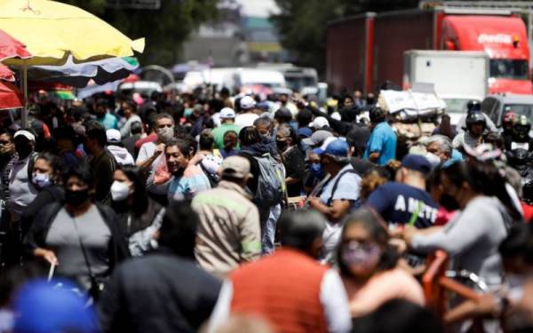 Orang ramai mengunjungi pasar ikan La Viga semasa merebaknya jangkitan Covid-19 di Mexico City pada 1 April lalu. Foto fail Reuters