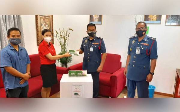 Madasin (dua dari kanan) turut menerima pelitup muka daripada pemaju hartanah terkemuka Malaysia, Kumpulan Malvest yang disampaikan oleh wakil Kumpulan Malvest, Pui Lee Yin. - Foto Malvest