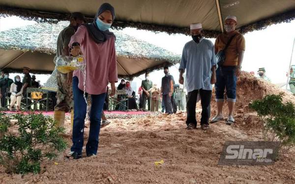 Isteri Allahyarham, Nor Aqila Syafiqa Safuan turut serta mengikuti istiadat pengebumian di Kampung Pinang Dalam Sungai Petani pada Khamis.