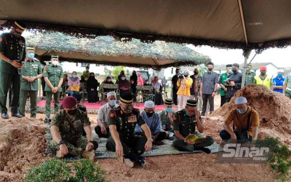 Jeneral Tan Sri Datuk Zamrose Mohd Zin (depan) turut serta dalam istiadat pengebumian Allahyarham Mohamad Azrin di Tanah Perkuburan Islam Kampung Pinang Dalam Sungai Petani pada Khamis.