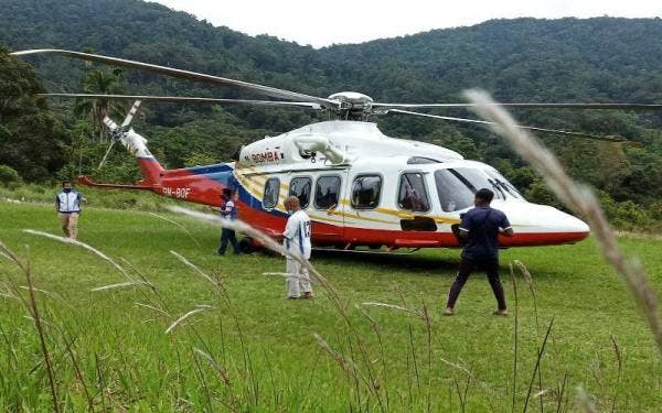 Helikopter bomba jenis Agusta AW 189 digunakan untuk menerbangkan bekalan vaksin dan petugas ke Pos Lemoi, Cameron Highlands pada Khamis. Foto JBPM Pahang