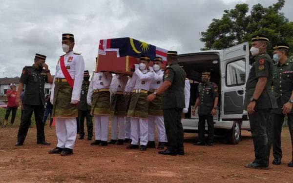 Pengebumian Allahyarham Mohamad Azrin Mohamad Isa dilaksanakan secara istiadat ketenteraan di Tanah Perkuburan Kampung Pinang Dalam Sungai Petani.
