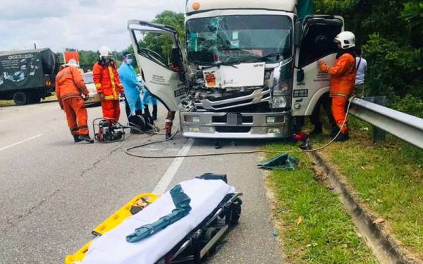 Keadaan kemalangan yang meragut ngawa seorang kakitangan JKM Kuala Krai di Kilometer 38, Jalan Kota Bharu-Kuala Krai, Machang pada Khamis.