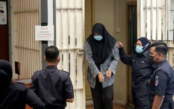 Nur Amira mengaku tidak bersalah atas pertuduhan mencuri wang tunai bernilai RM40 dari tabung Masjid Sirajudin pada 28 Ogos lalu. - Foto Astro AWANI