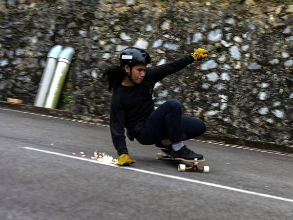 Penggemar sukan lasak Mohammad Nor Khair meluangkan masa pada waktu petang melakukan aktiviti sukan Papan Luncur Panjang (Long Board) dalam tempoh Fasa Satu Pelan Pemulihan Negara (PPN) selepas kelonggaran yang diumumkan oleh kerajaan, ketika tinjauan foto Bernama di Changkat Tunku hari ini.
