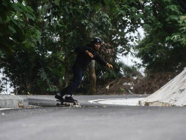 Penggemar sukan lasak Mohammad Nor Khair meluangkan masa pada waktu petang melakukan aktiviti sukan Papan Luncur Panjang (Long Board) dalam tempoh Fasa Satu Pelan Pemulihan Negara (PPN) selepas kelonggaran yang diumumkan oleh kerajaan, ketika tinjauan foto Bernama di Changkat Tunku hari ini.