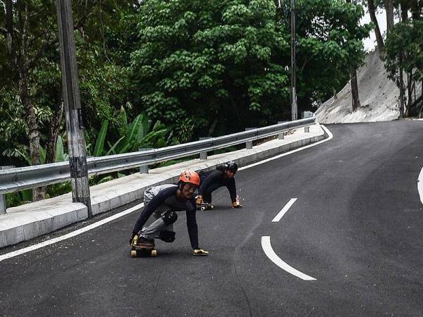 Penggemar sukan lasak Ahmad Zulfikri Zainal dan Mohammad Nor Khair (belakang) meluangkan masa pada waktu petang melakukan aktiviti sukan Papan Luncur Panjang (Long Board) dalam tempoh Fasa Satu Pelan Pemulihan Negara (PPN) selepas kelonggaran yang diumumkan oleh kerajaan, ketika tinjauan foto Bernama di Changkat Tunku hari ini.