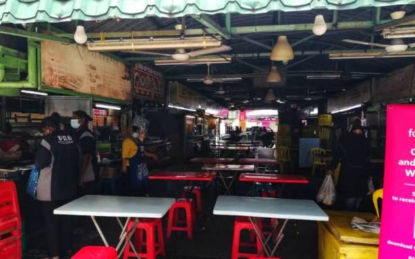 Beginilah suasana medan selera di Masjid India yang lengang meskipun pada waku rehat makan tengah hari.