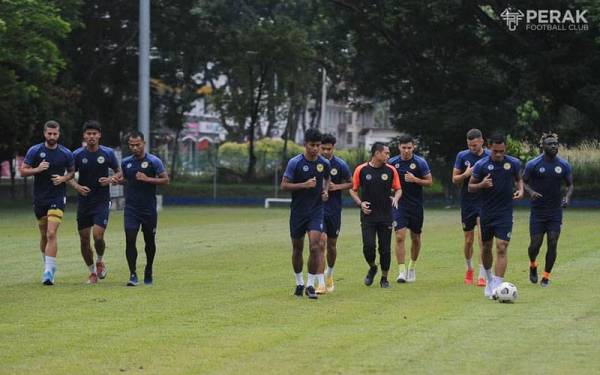 Sebahagian pemain Perak FC menjalani latihan sebelum berlepas ke Melaka. foto: fb Perak FC