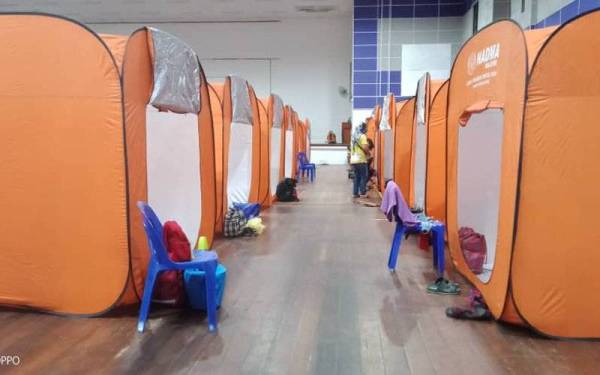 Sebanyak 20 keluarga mangsa banjir di daerah ini telah dipindahkan ke Pusat Pemindahan Sementara (PPS) di Dewan Dun Banir dan pusat transit selepas rumah mereka dinaiki air sejak Khamis.