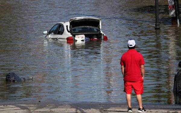 Banjir turut menyebabkan sebahagian besar jalan utama dan lebuh raya ditutup kerana tidak boleh dilalui. - Foto Reuters
