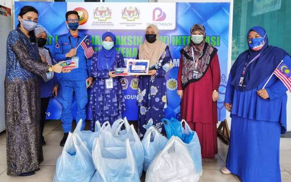 Urusetia sambutan Bulan Kebangsaan KKSP mengedarkan roti jala kepada petugas di PPV Majlis Perbandaran Sungai Petani Kedah (MPSPK) sebagai tanda penghargaan.